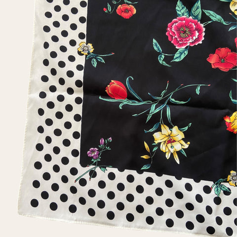 Foulard à pois et fleurs