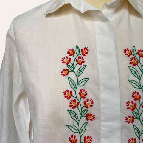 Chemise à broderies