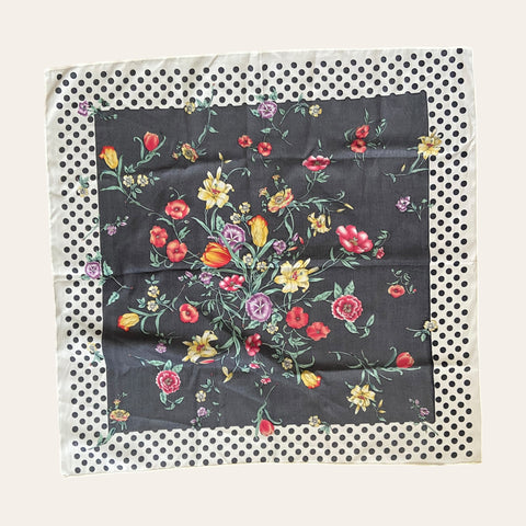 Foulard à pois et fleurs