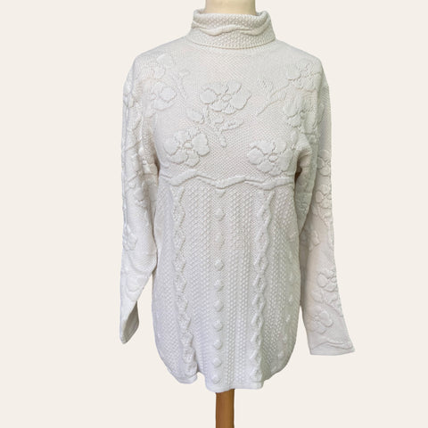 Pull col roulé à broderies