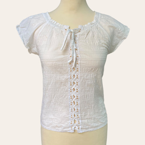 Blouse à lacage et broderies