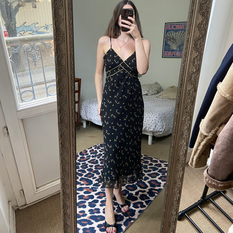 Robe mi-longue à pois et fleurs