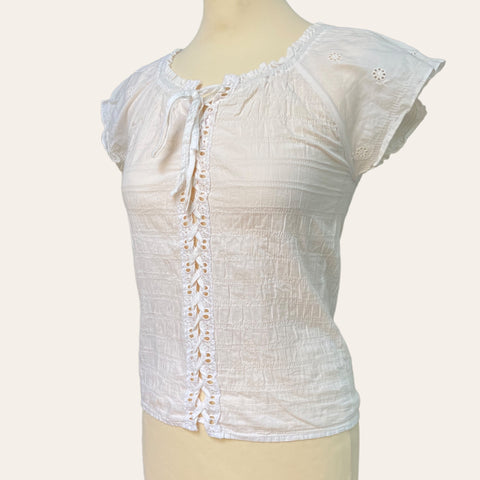 Blouse à lacage et broderies