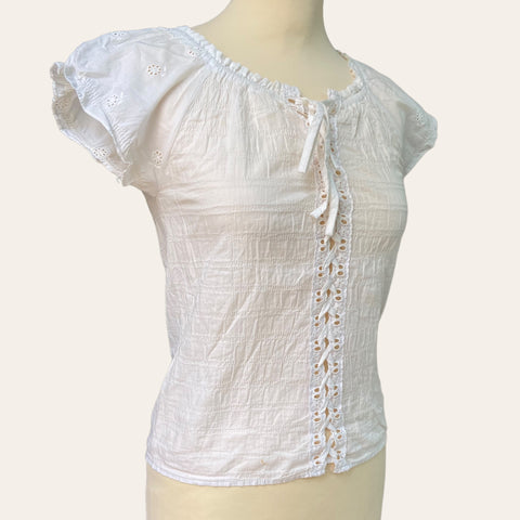 Blouse à lacage et broderies