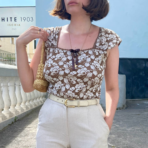 Top lainé à broderies