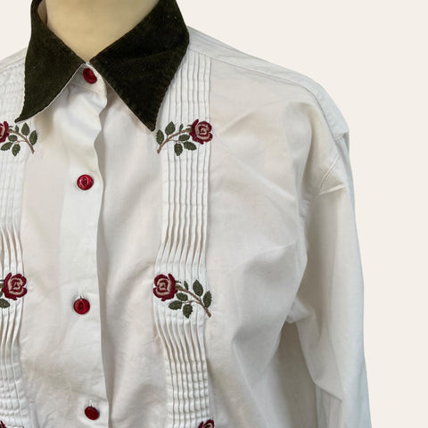 Chemise à roses brodées