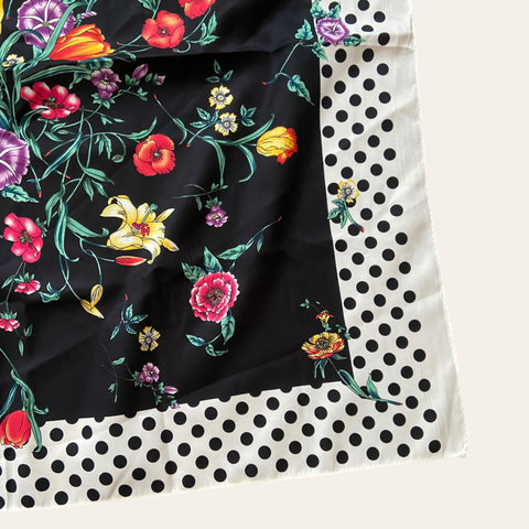 Foulard à pois et fleurs