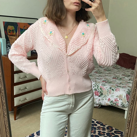 Cardigan rose à broderies