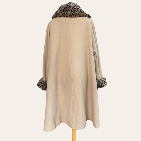 Manteau cape à fourrure léopard