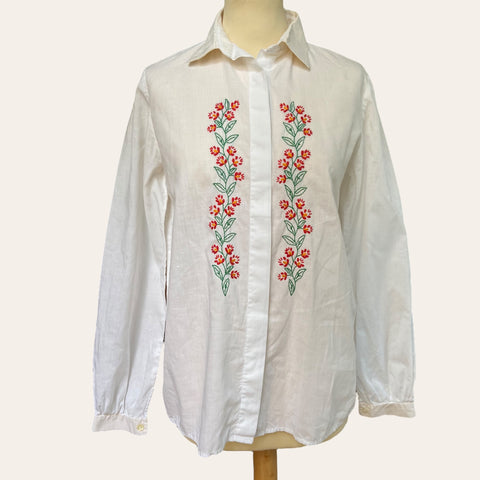 Chemise à broderies