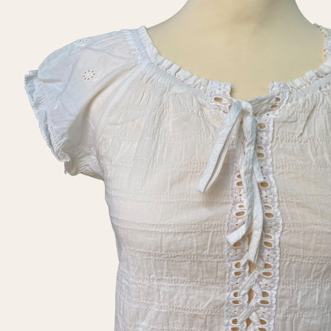 Blouse à lacage et broderies