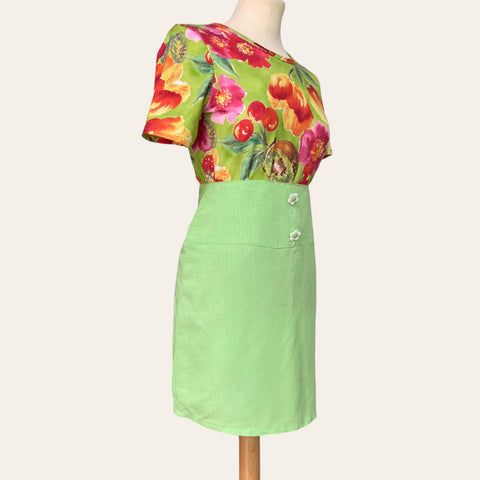Mini skirt with flower buttons