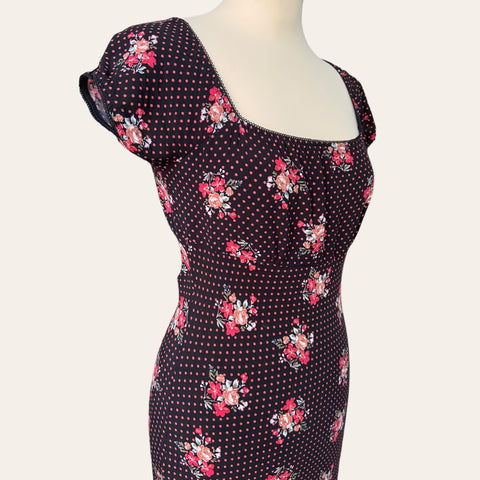 Robe mi-longue à pois et fleurs