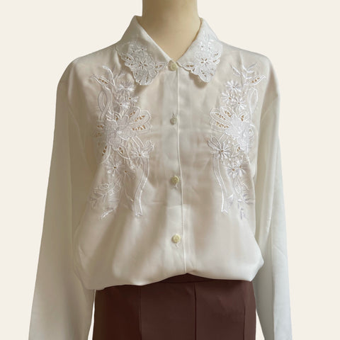 Chemise à broderies