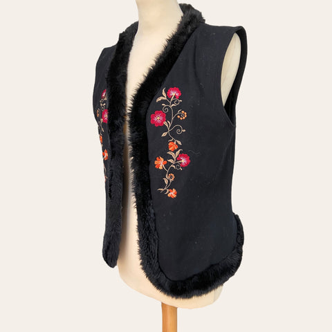 Veste fourrée à broderies