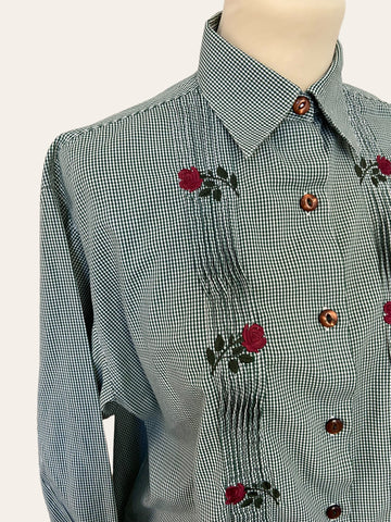 Chemise à roses brodées