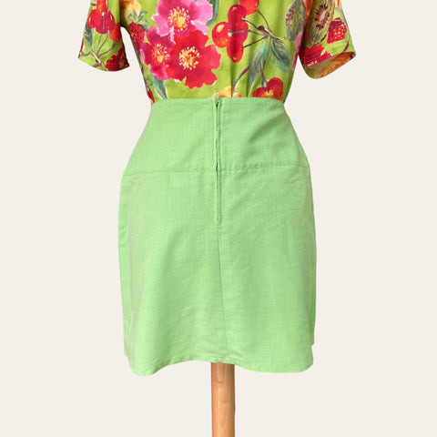 Mini skirt with flower buttons