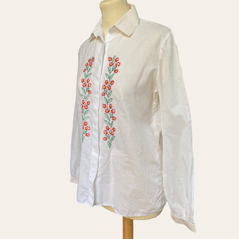 Chemise à broderies