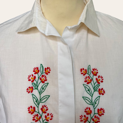 Chemise à broderies