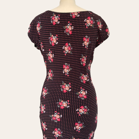 Robe mi-longue à pois et fleurs