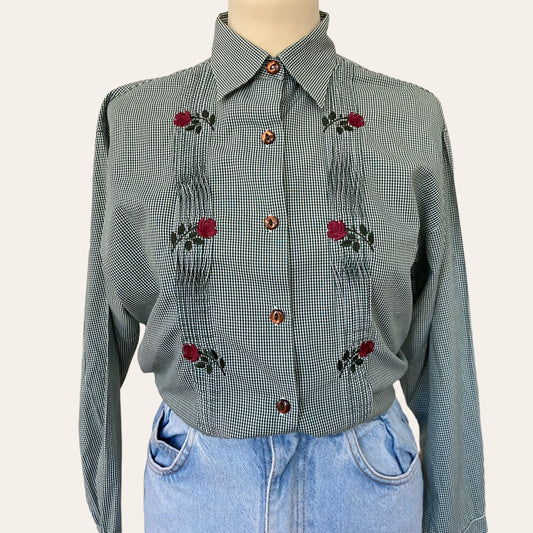 Chemise à roses brodées