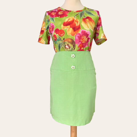 Mini skirt with flower buttons