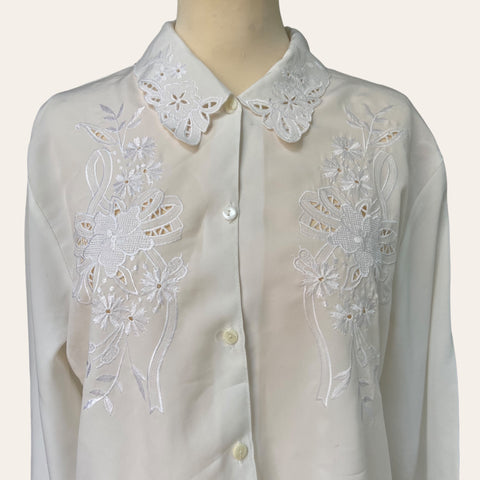 Chemise à broderies