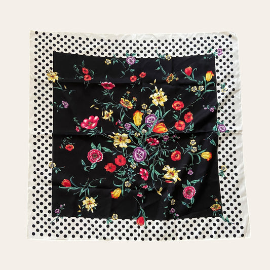 Foulard à pois et fleurs