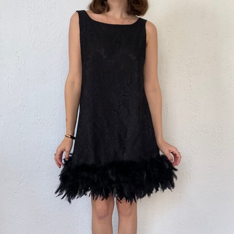 Robe à dentelle et plumes
