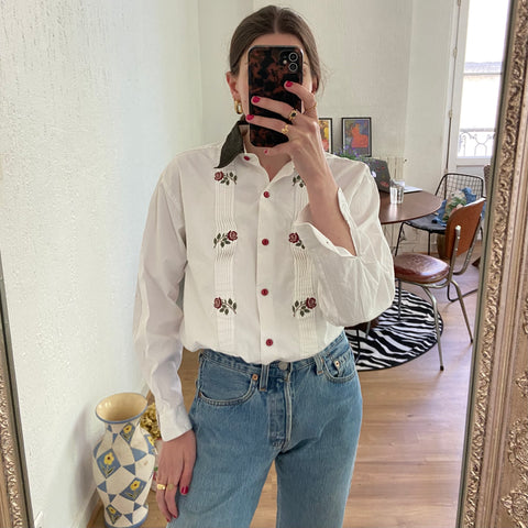 Chemise à roses brodées