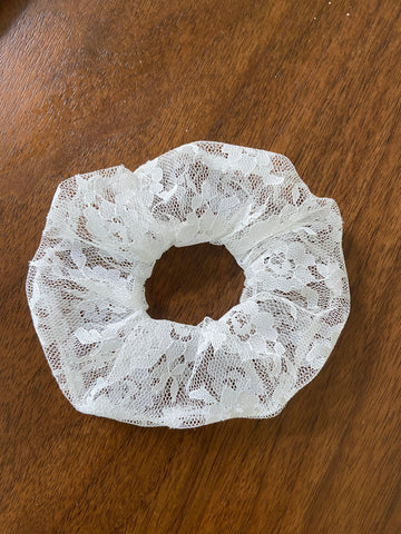 Ensemble de tailleur et son chouchou en dentelle de Calais