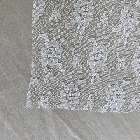 Robe balconnet coquillage et son fichu en dentelle de Calais