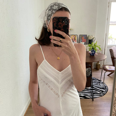 Robe évasée à broderies et son fichu en dentelle de Calais