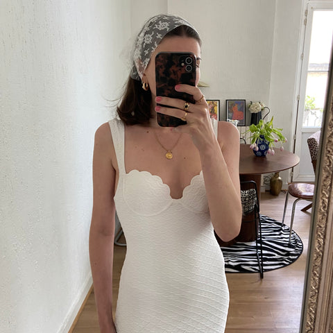 Robe balconnet coquillage et son fichu en dentelle de Calais