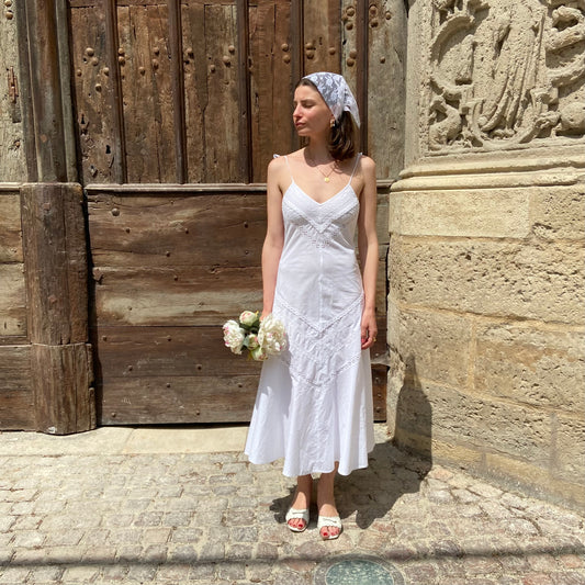 Robe évasée à broderies et son fichu en dentelle de Calais