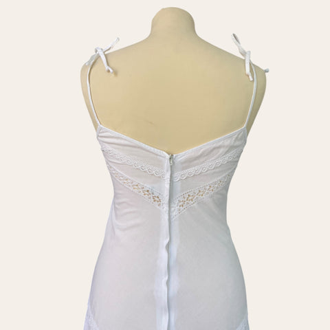 Robe évasée à broderies et son fichu en dentelle de Calais