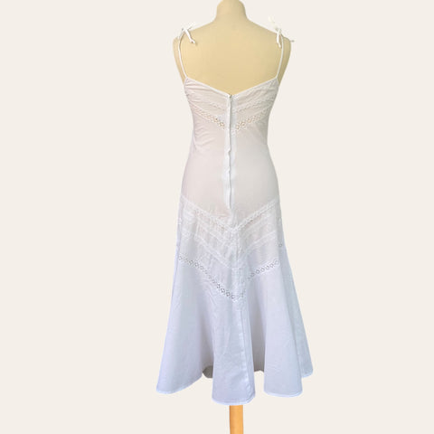 Robe évasée à broderies et son fichu en dentelle de Calais