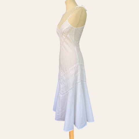 Robe évasée à broderies et son fichu en dentelle de Calais
