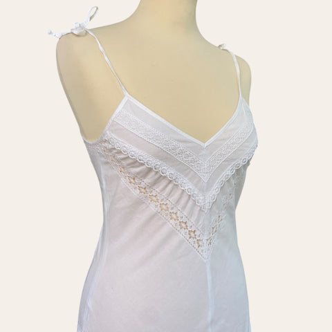 Robe évasée à broderies et son fichu en dentelle de Calais