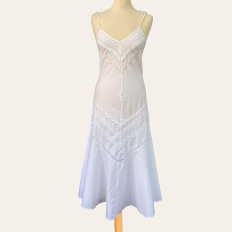 Robe évasée à broderies et son fichu en dentelle de Calais