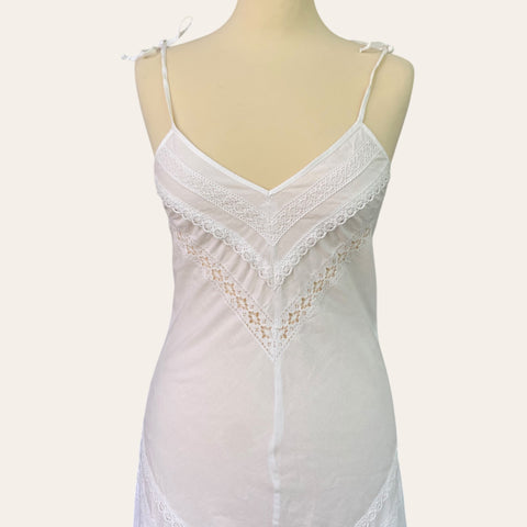 Robe évasée à broderies et son fichu en dentelle de Calais