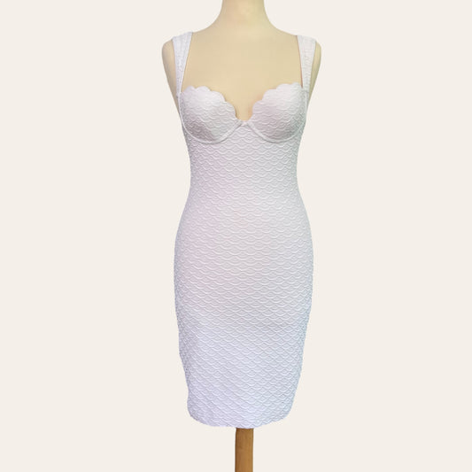 Robe balconnet coquillage et son fichu en dentelle de Calais