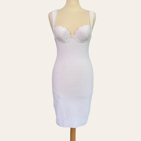 Robe balconnet coquillage et son fichu en dentelle de Calais