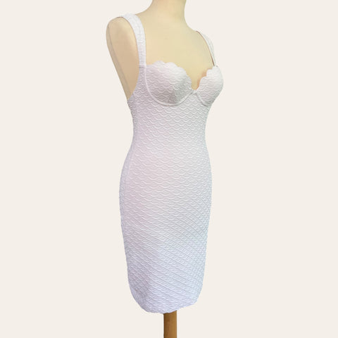 Robe balconnet coquillage et son fichu en dentelle de Calais