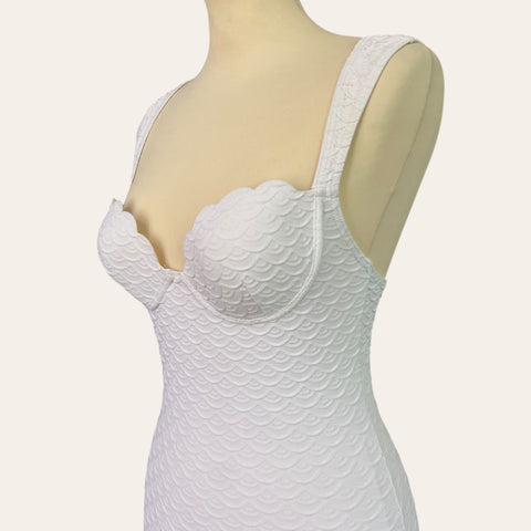 Robe balconnet coquillage et son fichu en dentelle de Calais