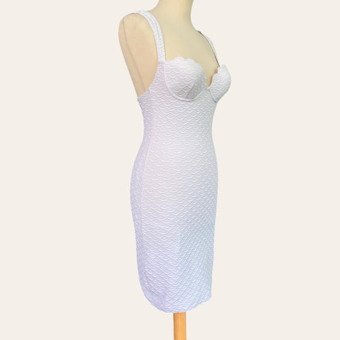 Robe balconnet coquillage et son fichu en dentelle de Calais