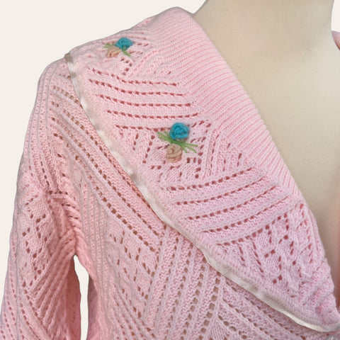 Cardigan rose à broderies